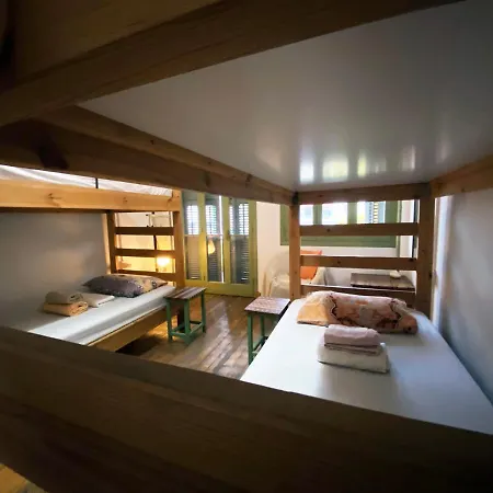 بيت شباب Lima Sol House *
